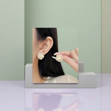Pearl flower stud earrings, a fashionable and light luxury design, are exquisite and versatile for women Pearl flower stud earrings, a fashionable and light luxury design, are exquisite and versatile for women